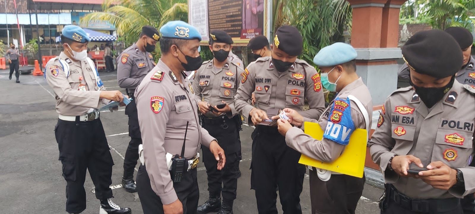podiumnews.com-Polres Badung Sidak Displin Surat dan Seragam Personil Samapta